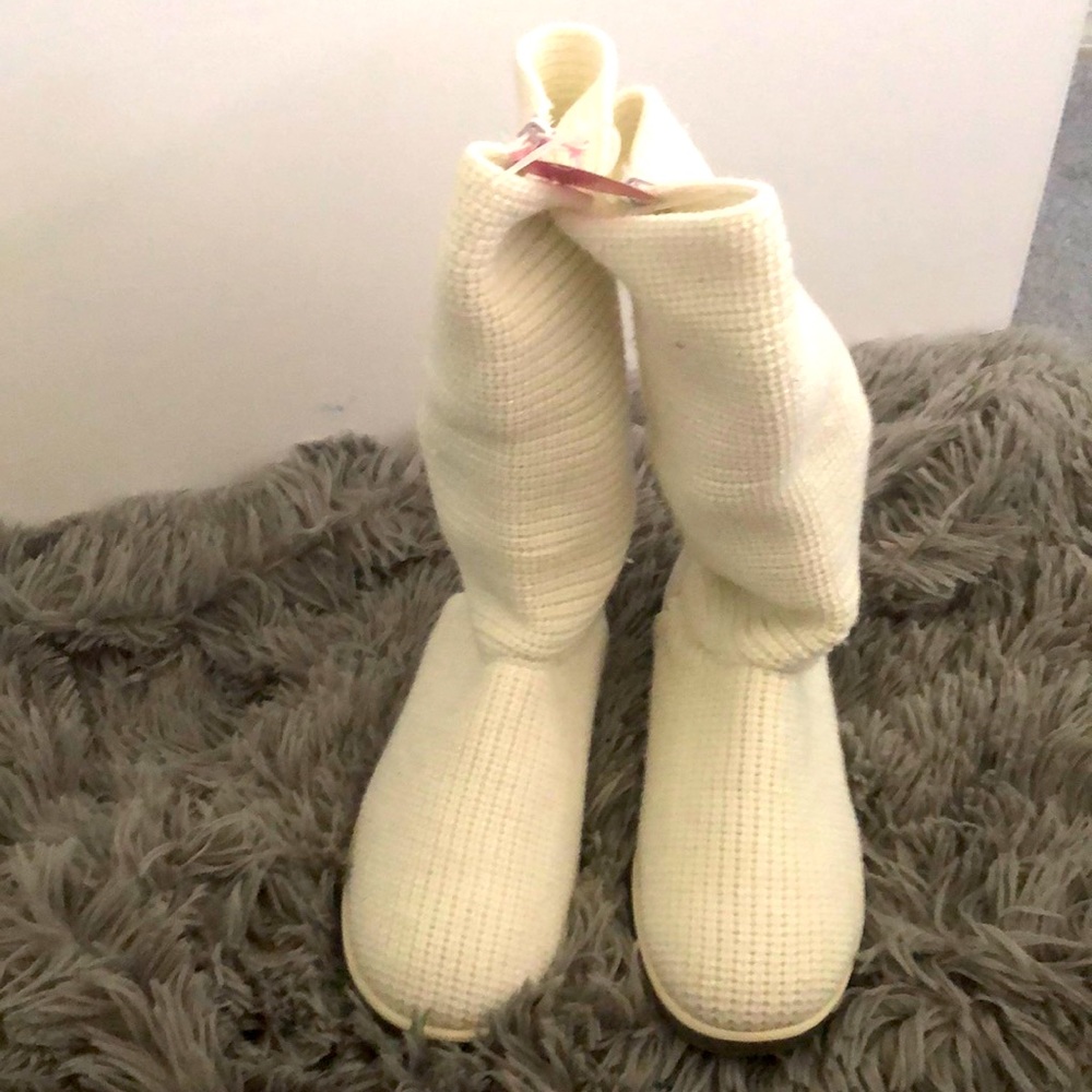 NWT Cream off white colored boots